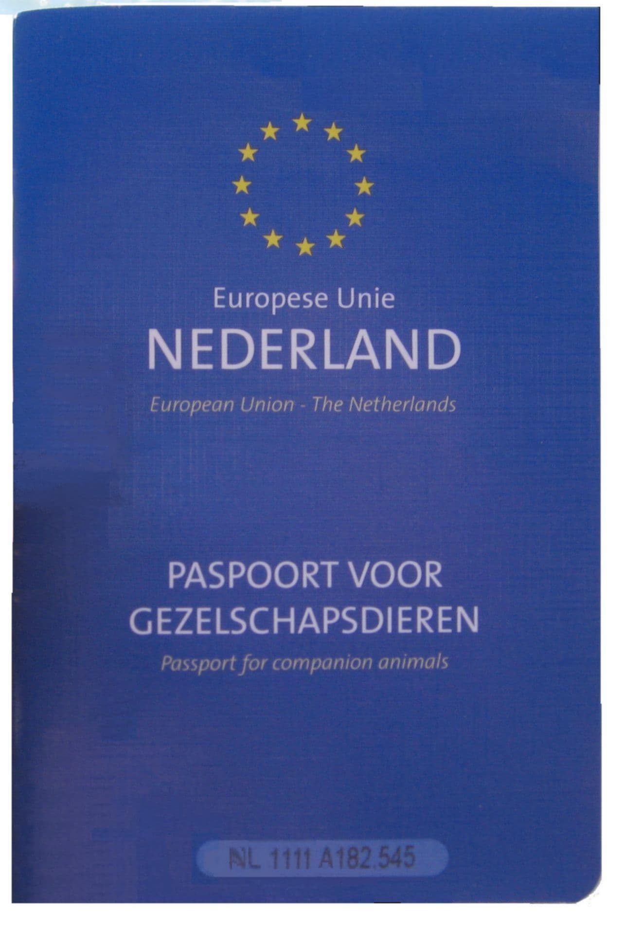 Een Nederlands dierenpaspoort (paspoort voor gezelschapsdieren), het document dat nodig is om een huisdier mee te nemen naar Spanje