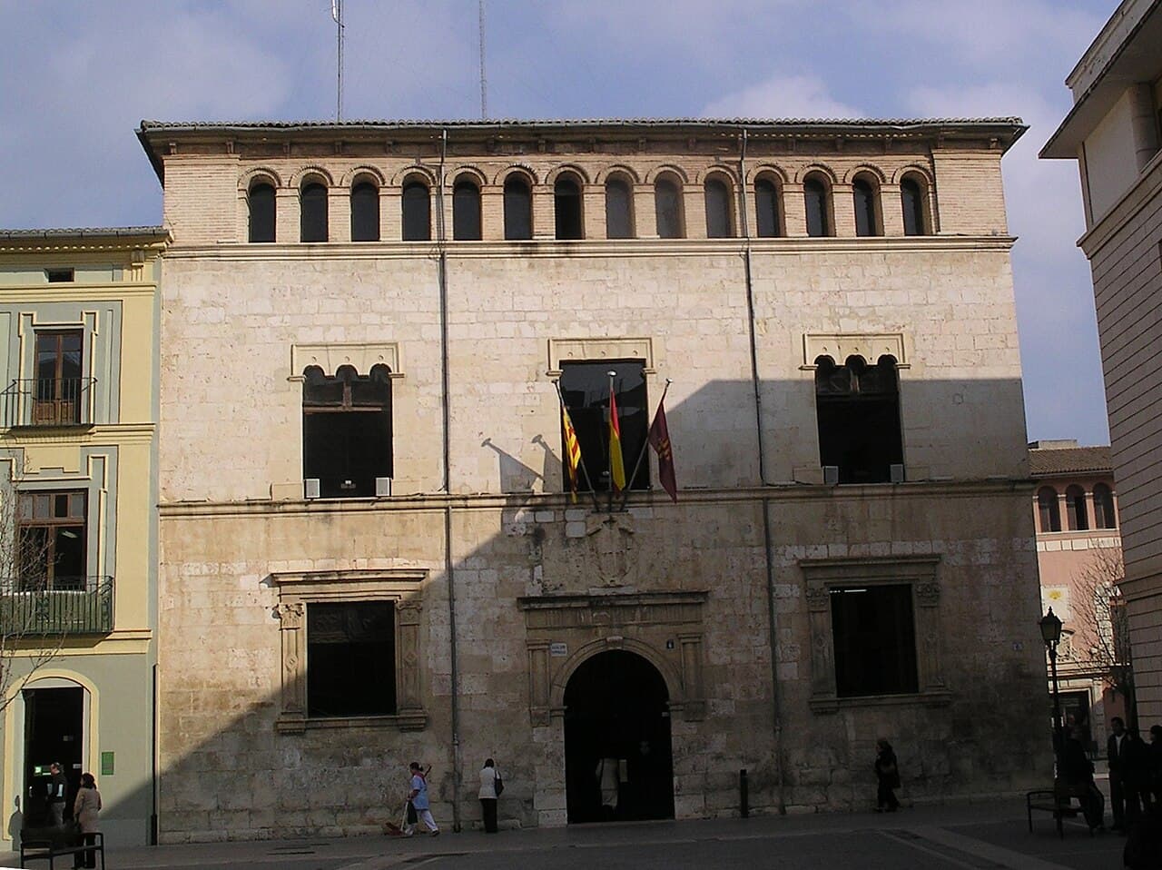 De gevel van het ayuntamiento (gemeentehuis) van Alzira, in de regio Valencia, waar empadronamiento wordt geregeld