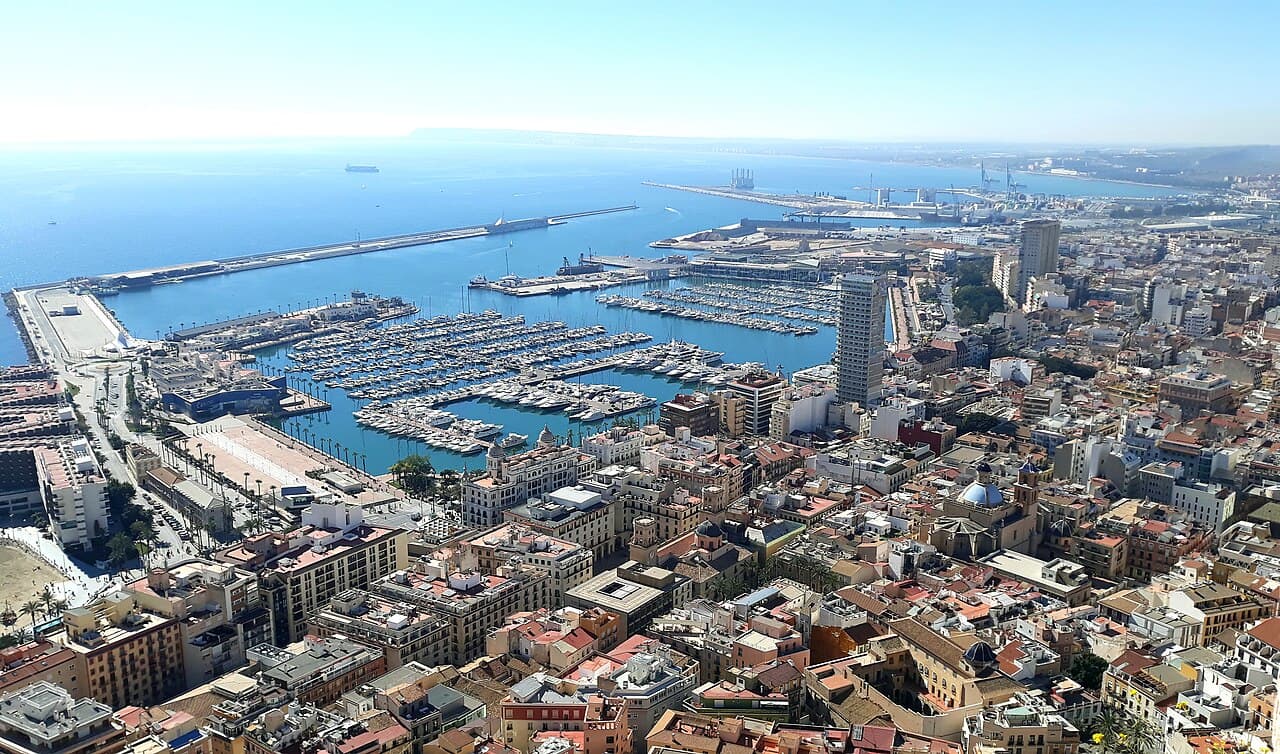 Panoramisch uitzicht over de haven en skyline van Alicante