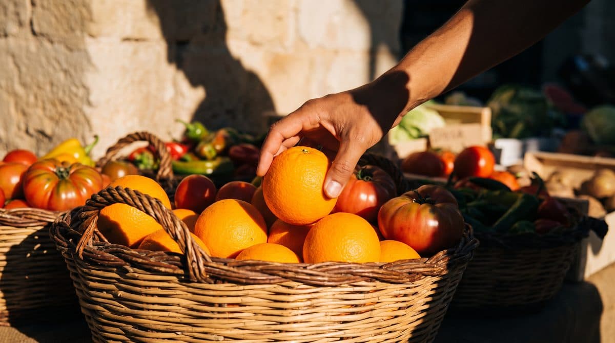 Verse groenten en fruit op een Spaanse marktkraam