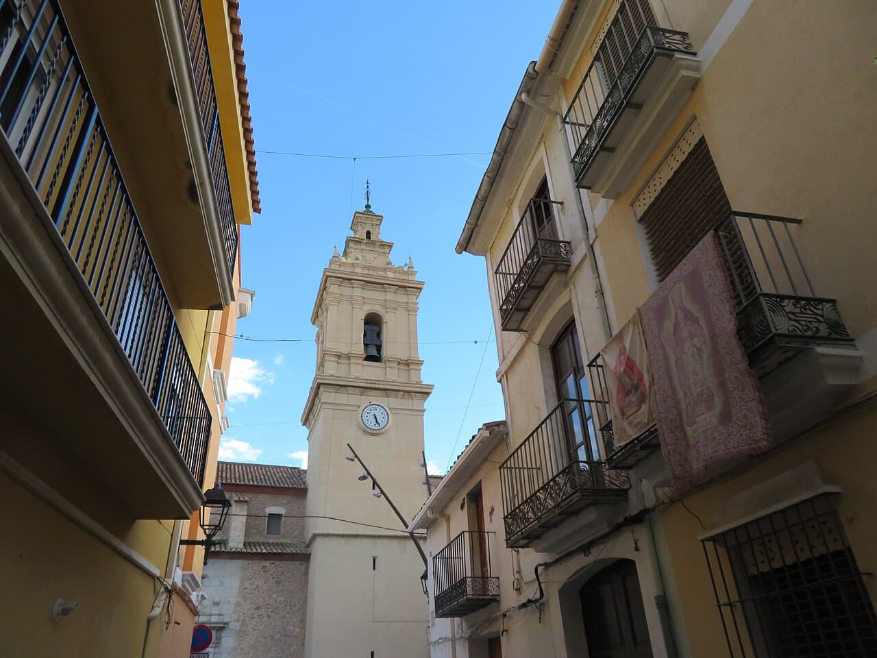 De klokkentoren van de parochiekerk Mare de Déu de la Nativitat in Almassora, een herkenningspunt in het oude centrum van de Costa del Azahar