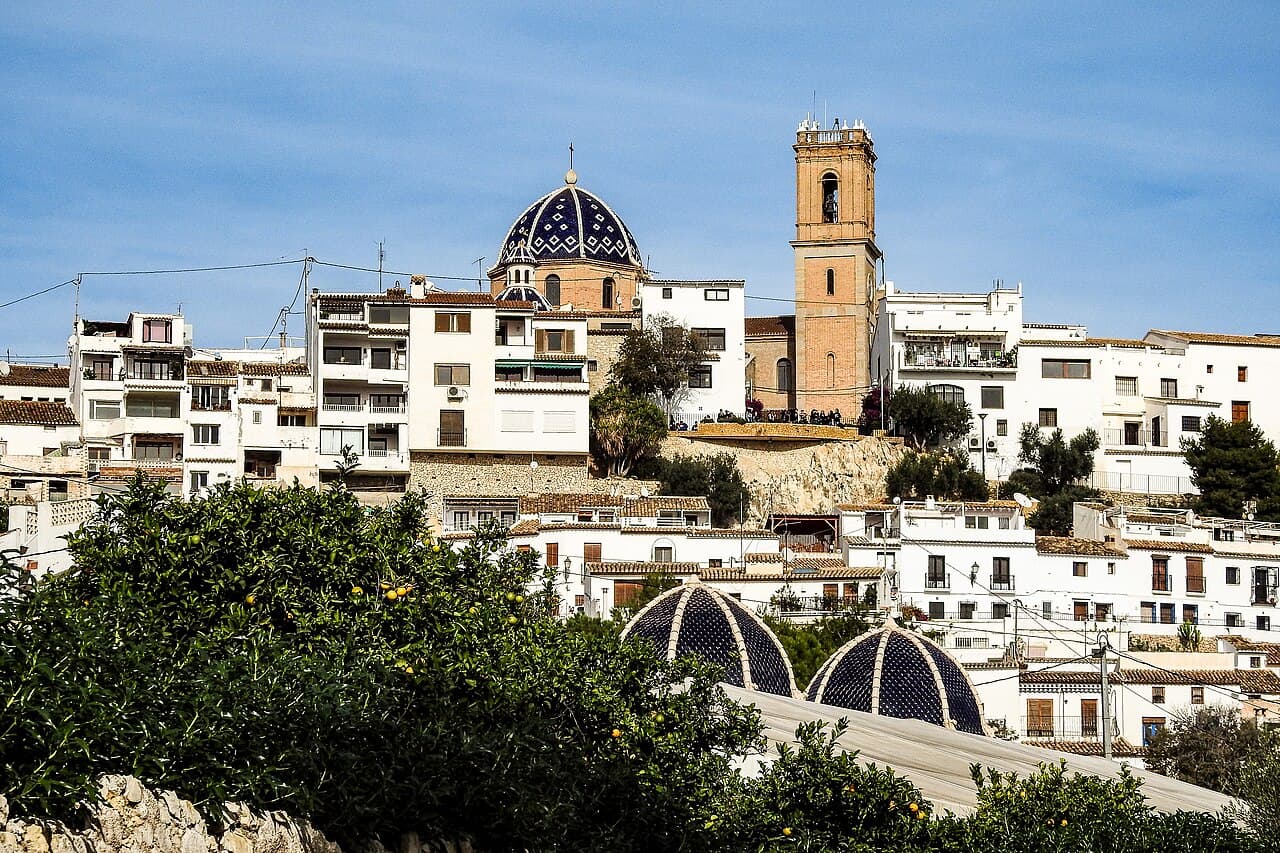 De blauwe koepels van de kerk in het oude centrum van Altea
