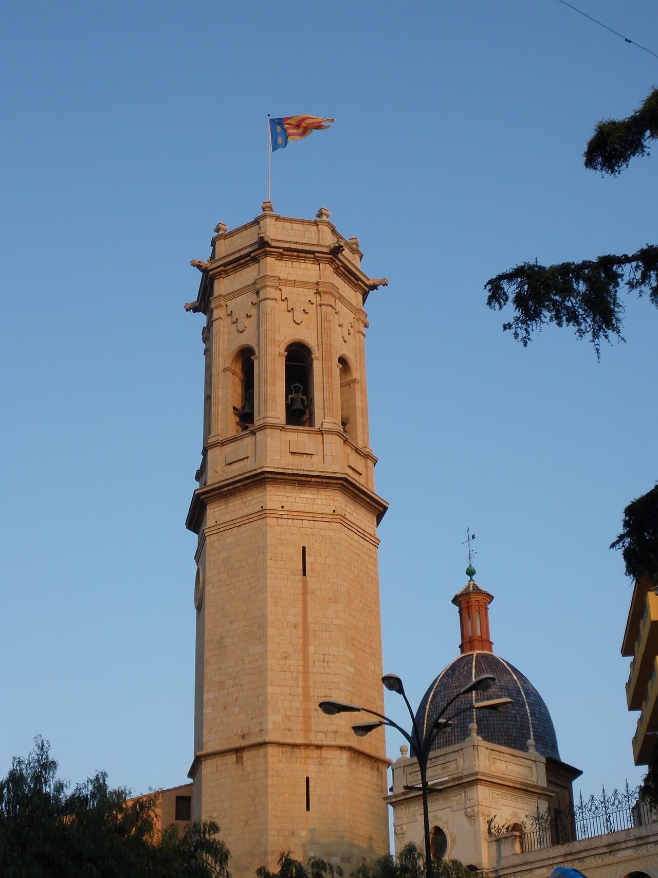 De klokkentoren van de Arxiprestal de Burriana in de avondzon