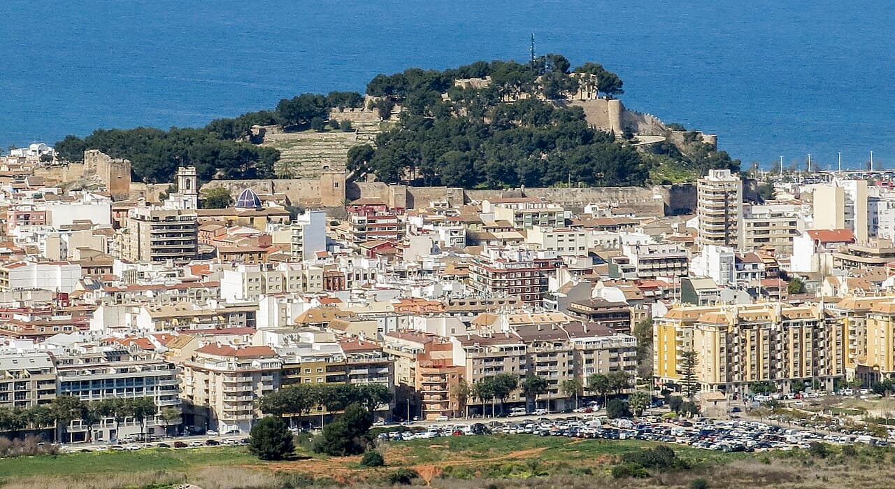 Het kasteel van Dénia met de stad en de zee op de achtergrond, gezien vanaf de Montgó