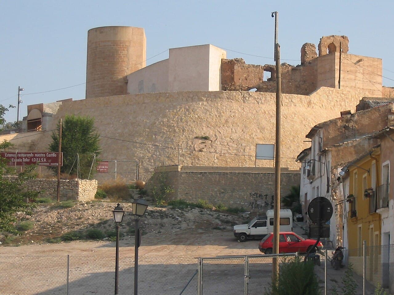 Het Castillo de Elda, het kasteel op de heuvel boven de stad, gezien vanuit Elda zelf