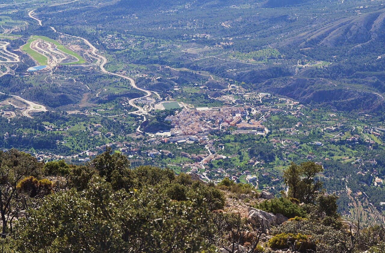 Uitzicht op het oude bergdorp Finestrat, gefotografeerd vanaf de Puig Campana, Costa Blanca, Alicante