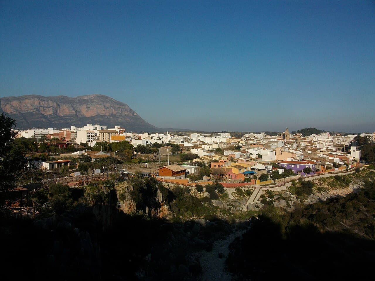 Uitzicht op Gata de Gorgos vanaf de Coves Roges
