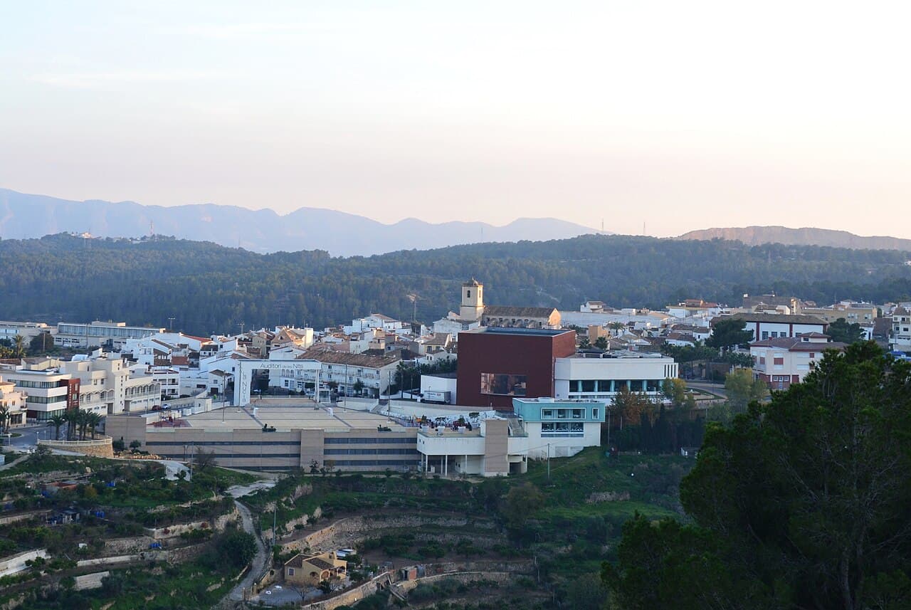 Uitzicht over La Nucia, gelegen in het binnenland achter Altea en Benidorm in Alicante, gezien vanaf het kasteel van Polop