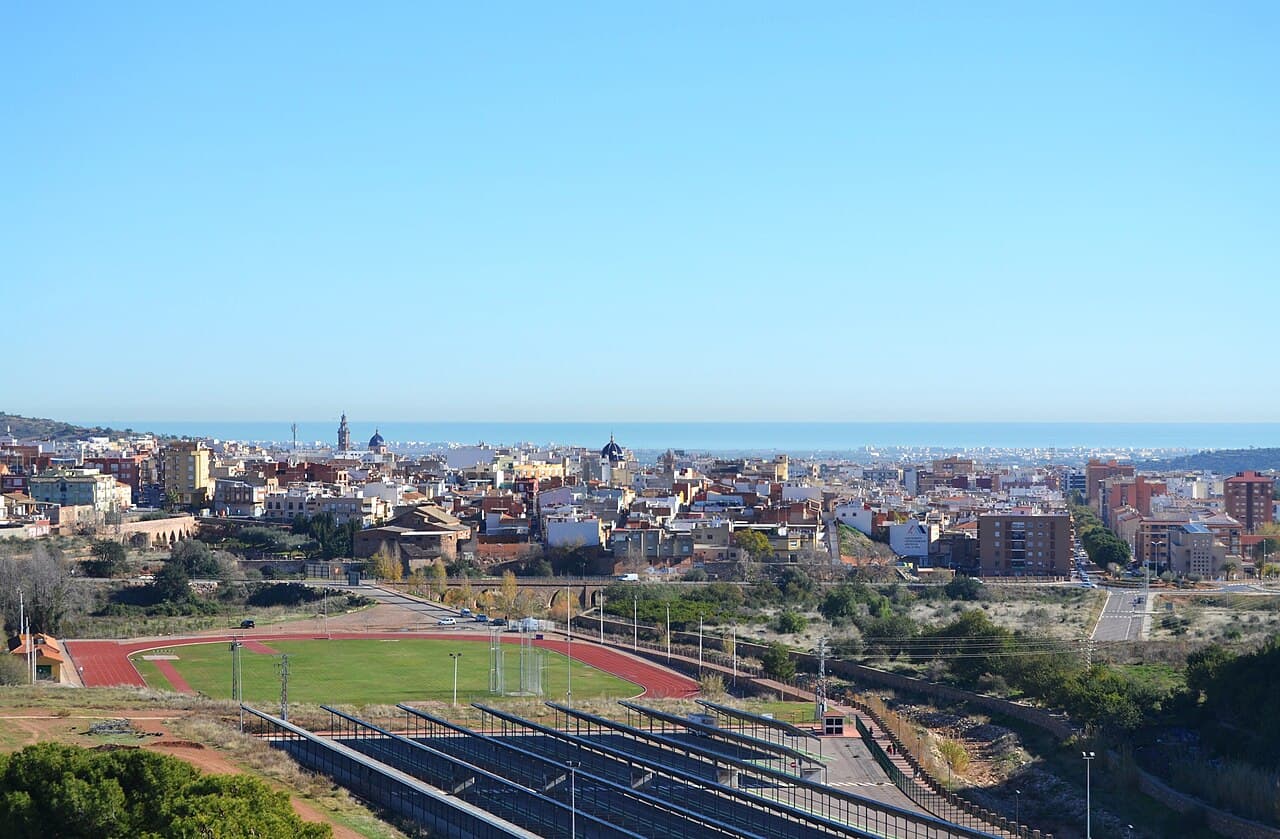 Uitzicht over La Vall d'Uixó (Castelló) vanaf de heuvel van Sant Josep, met de bebouwde kom en de Sierra d'Espadà op de achtergrond