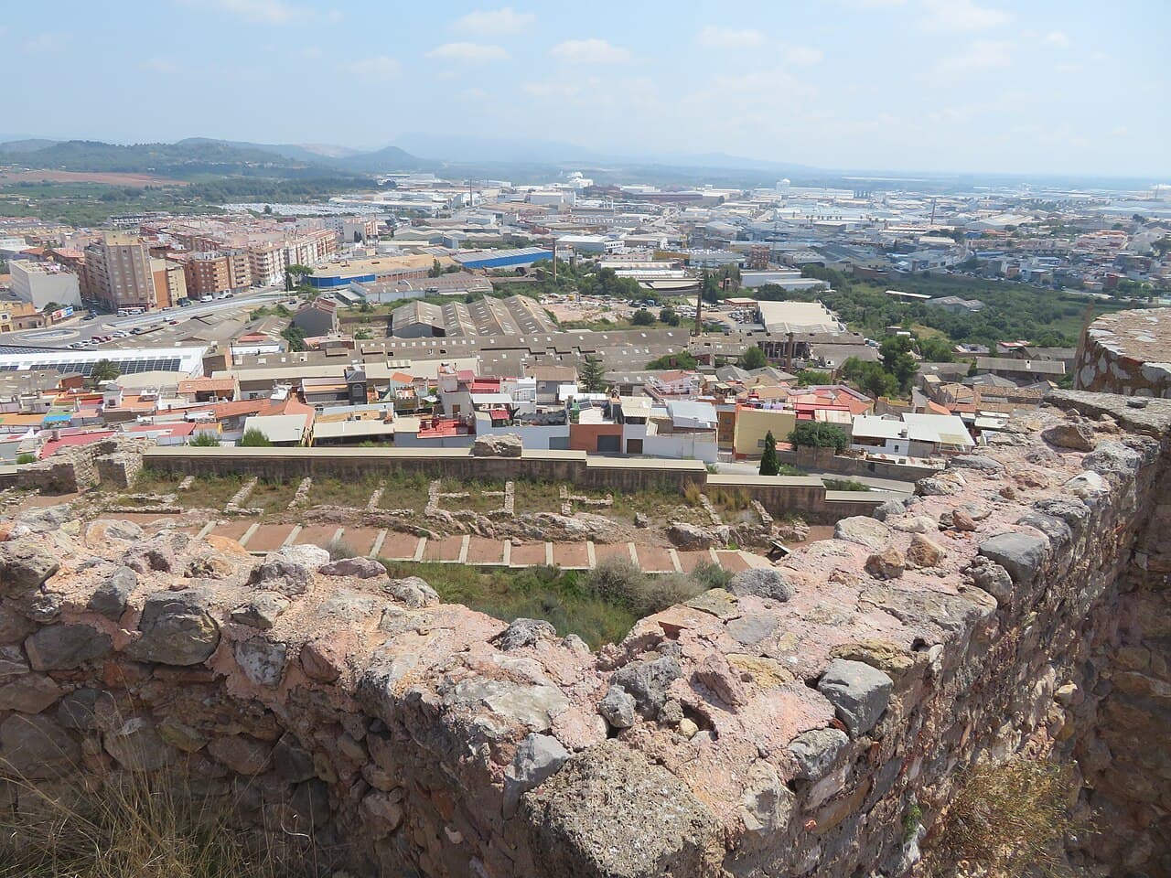 Panoramisch uitzicht over Onda vanaf het Castell de les Tres-centes Torres