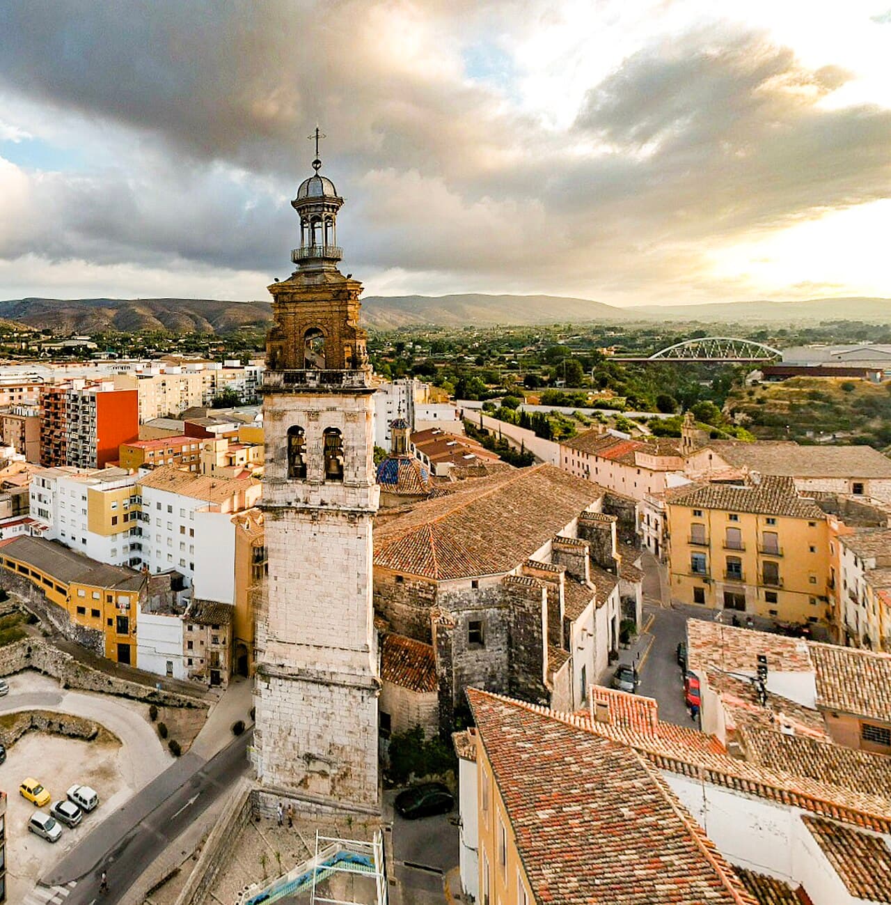 Luchtfoto van de oude binnenstad van Ontinyent met de kerktoren van Santa Maria