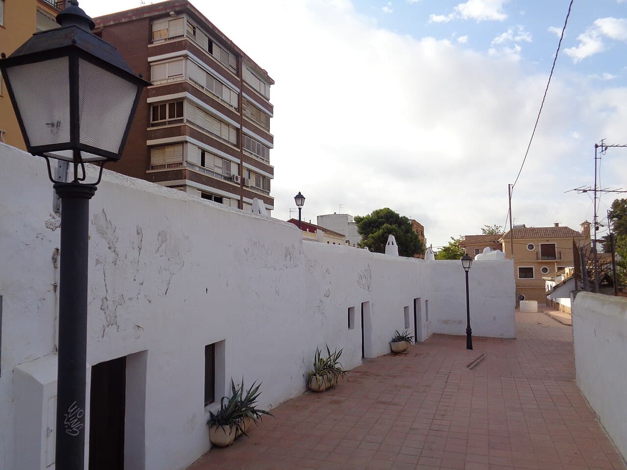 De Coves del Batà in Paterna, de witgeverfde grotwoninggevels in de oude wijk van de stad
