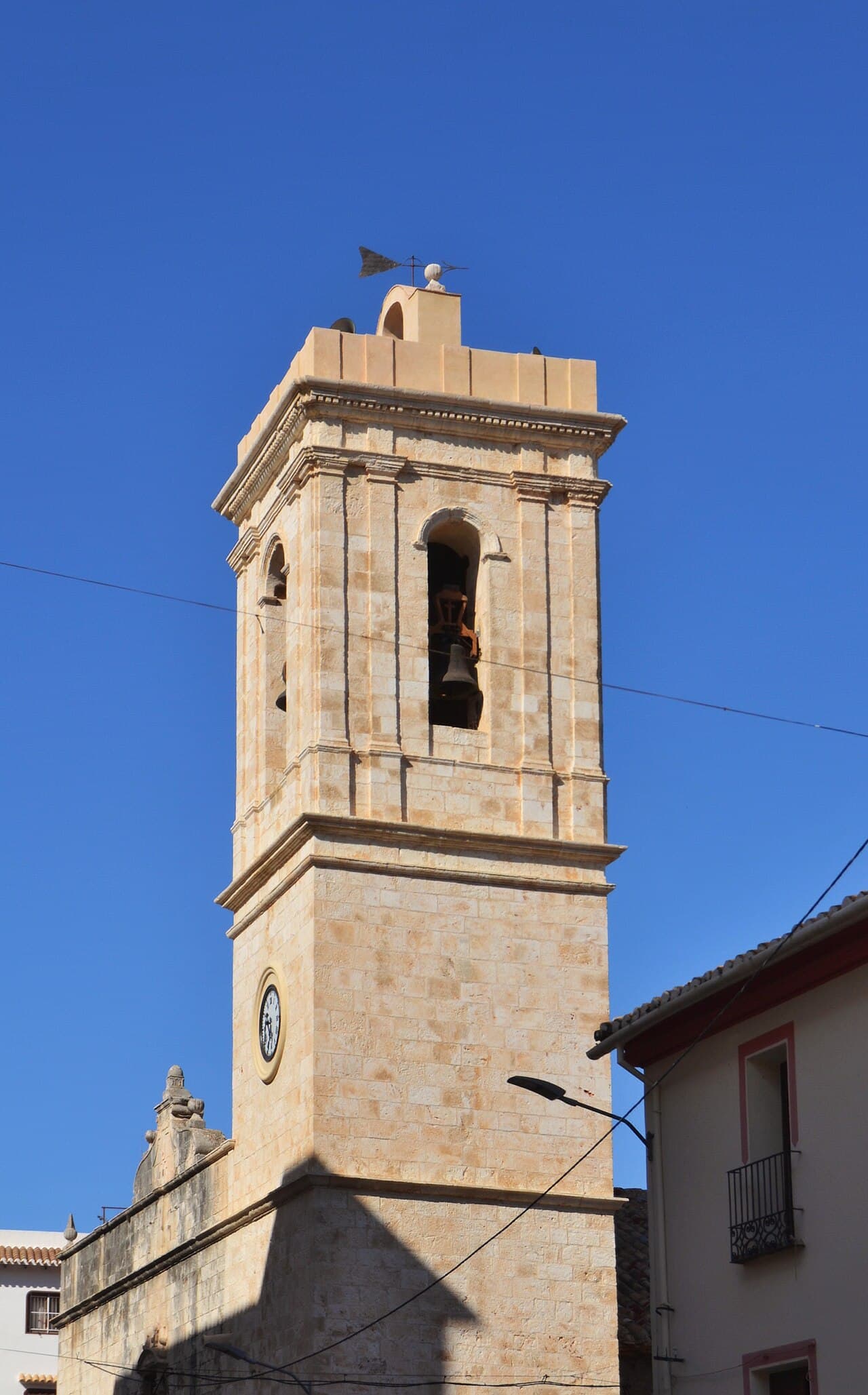 De klokkentoren van de Església de la Santa Creu in Pedreguer