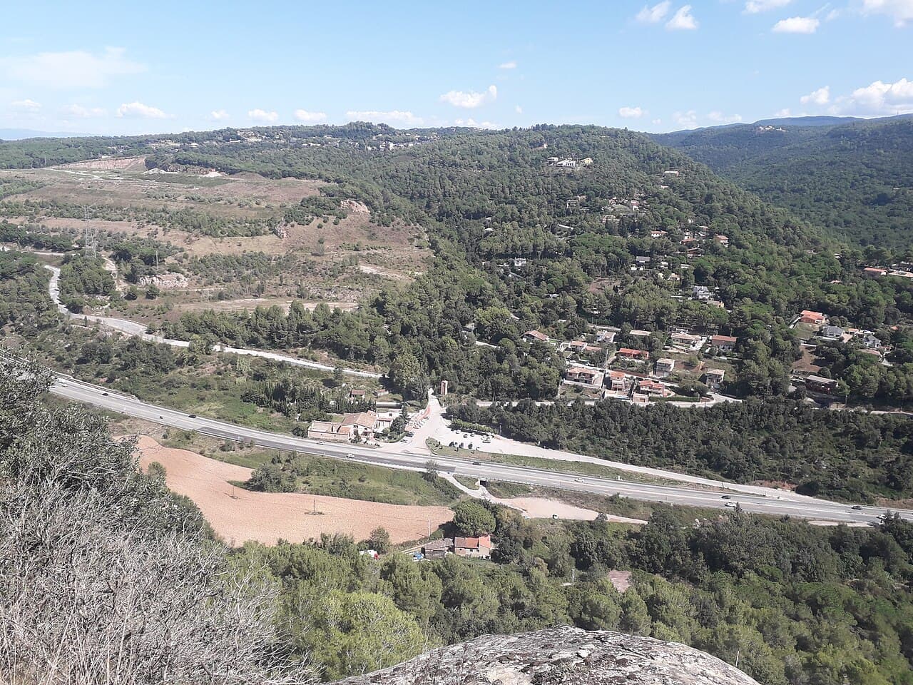 Uitzicht over El Pinós (Pinoso), een binnenlandse gemeente in Alicante vlak bij de grens met Murcia, gezien vanaf de Tomb de l'Ollic