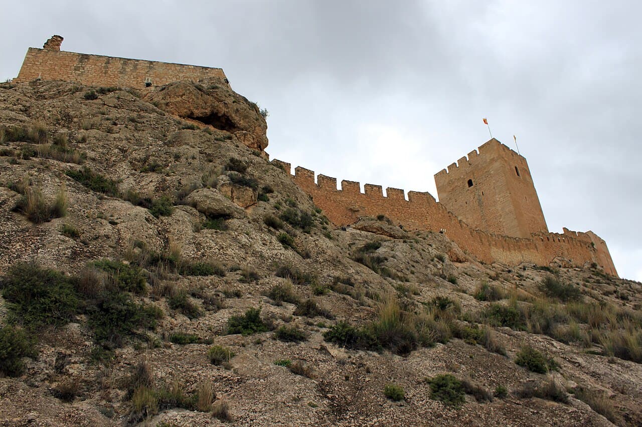 Het Castillo de Sax op de rotspunt boven de stad, gezien vanaf het voetpad