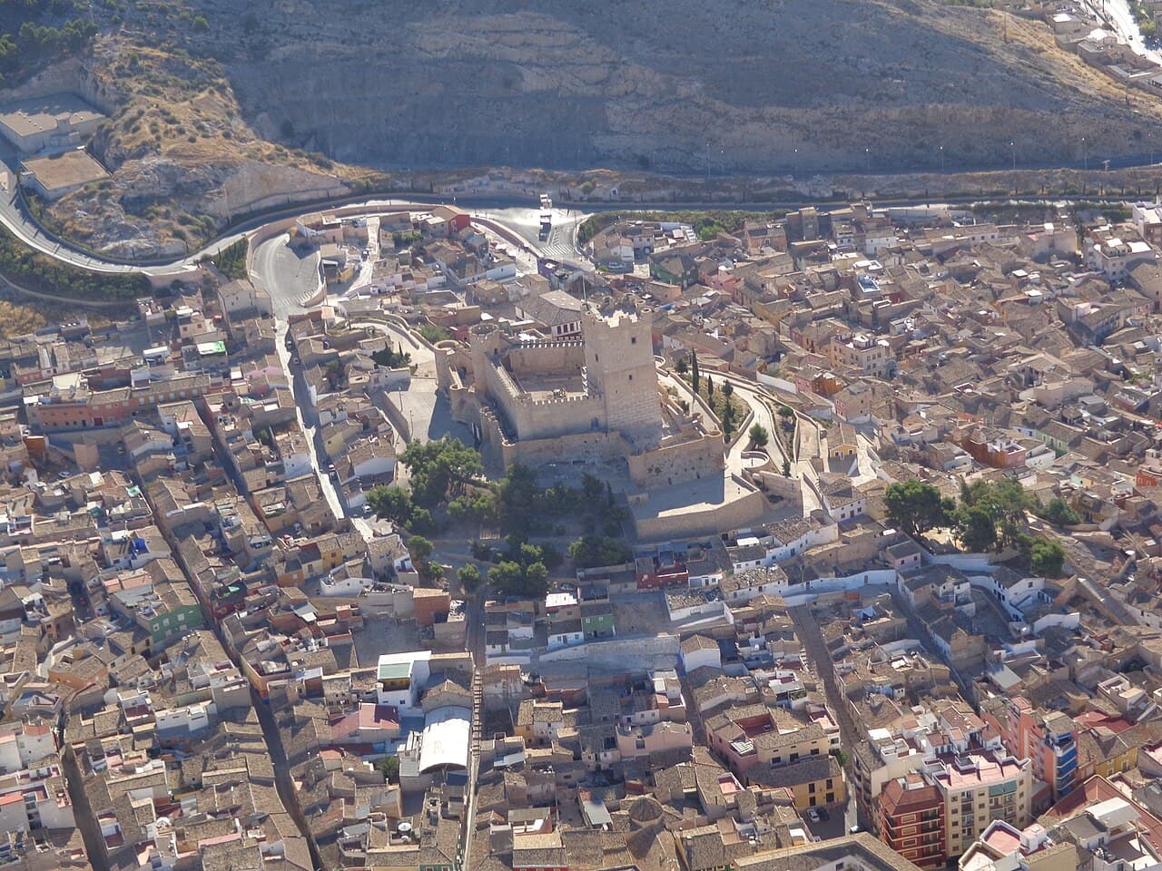 Luchtfoto van Villena met op de achtergrond de Sierra de la Villa en het Castillo de la Atalaya op de heuvel boven de stad