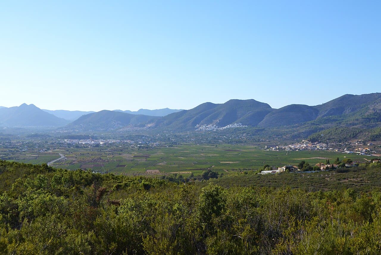 Uitzicht over Xaló en Llíber in de Vall de Pop, een binnenlandse vallei in de Marina Alta (Alicante), gezien vanaf de molins del Collao